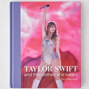 Taylor Swift: And the Clothes She Wears by Terry Newman